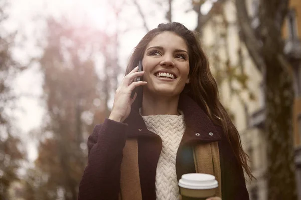 Kobieta na zewnątrz telefonicznie — Zdjęcie stockowe