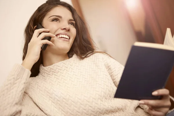 Mulher rindo no telefone — Fotografia de Stock