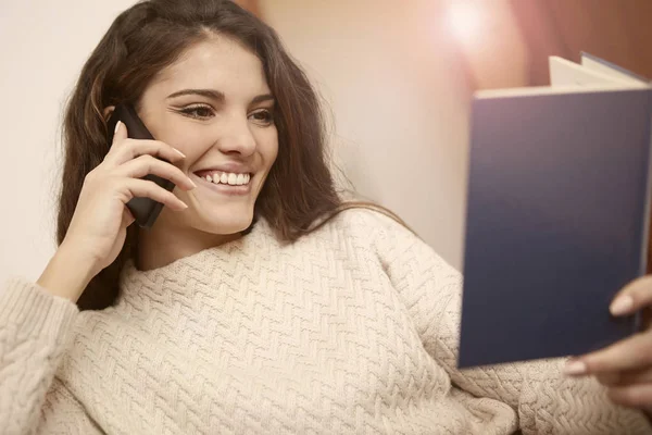 Mulher sorridente a telefonar — Fotografia de Stock