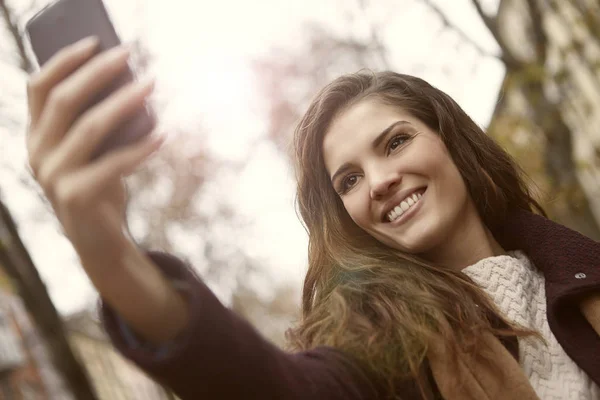 Femme prenant un selfie — Photo