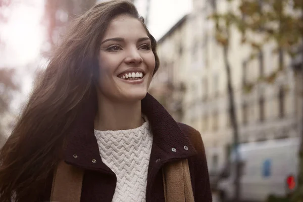 Mulher sorridente ao ar livre — Fotografia de Stock