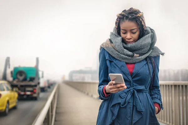 Wandelen met telefoon — Stockfoto