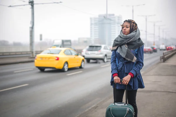 Kobieta czeka na taksówkę — Zdjęcie stockowe