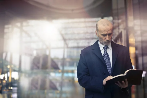 Geschäftsmann liest in der Öffentlichkeit — Stockfoto