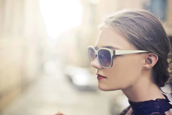 Woman in sunglasses — Stock Photo, Image