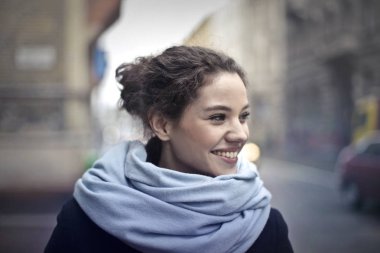 Gülümseyen güzel kız