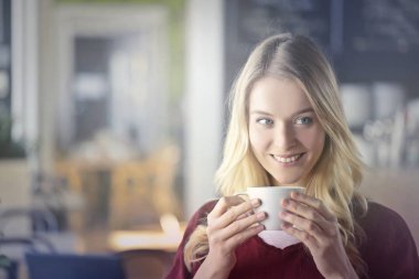 Sarışın kız bir çay içiyor