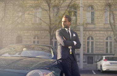 Zarif bir işadamı birilerini bekliyor