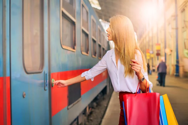 Kobieta blonde uzyskiwanie na pociąg — Zdjęcie stockowe
