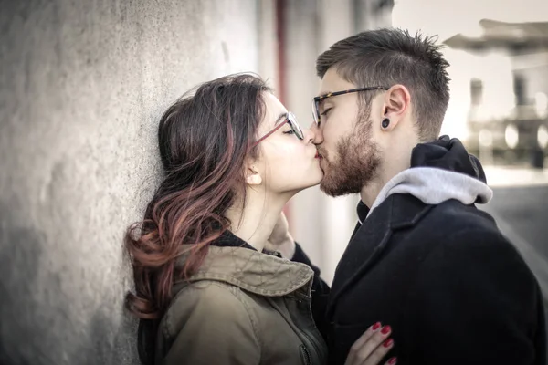 Casal Beijando bonita — Fotografia de Stock