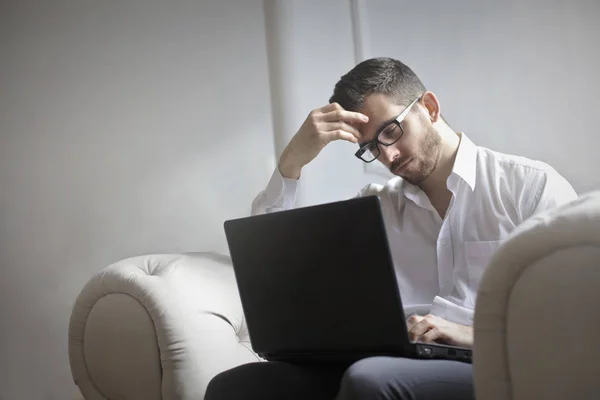 Стресс человек смотрит на ноутбук — стоковое фото