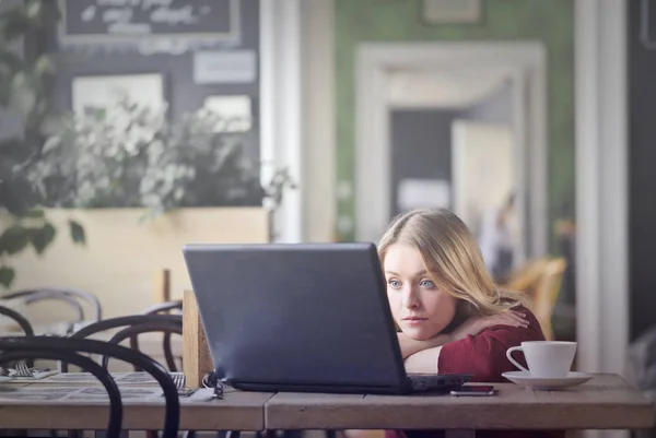 Stressad tjej tittar på laptop — Stockfoto