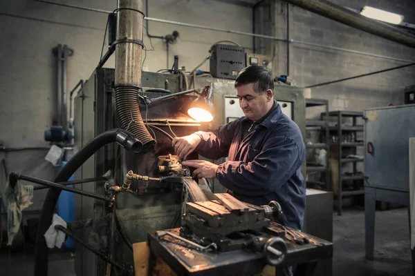 Mann arbeitet in der Manufaktur — Stockfoto