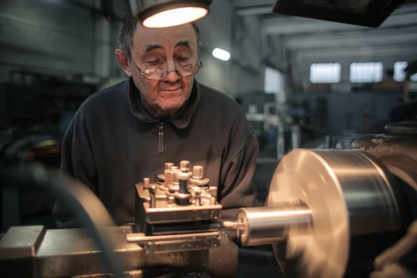 Man aan het werk in maufactory — Stockfoto