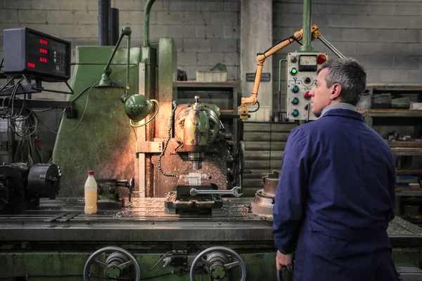 Homme travaillant en maufactory par derrière — Photo