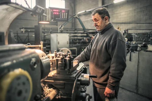 Homem sério em manufactury — Fotografia de Stock