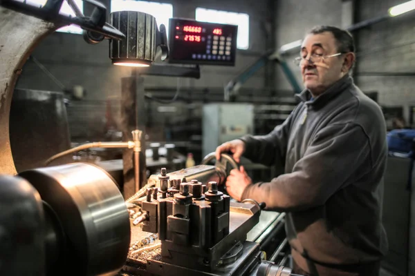 Manifacturação máquina e homem — Fotografia de Stock