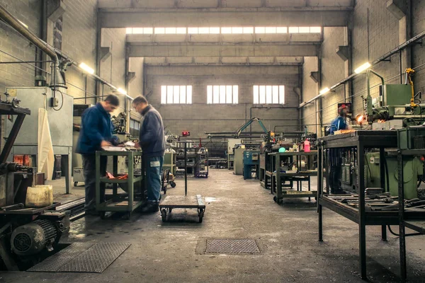 Mannen aan het werk in maufactory — Stockfoto