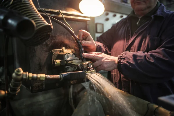 Člověk pracující v maufactory — Stock fotografie