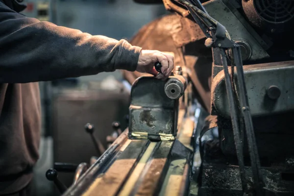 Man aan het werk op ijzeren machine — Stockfoto