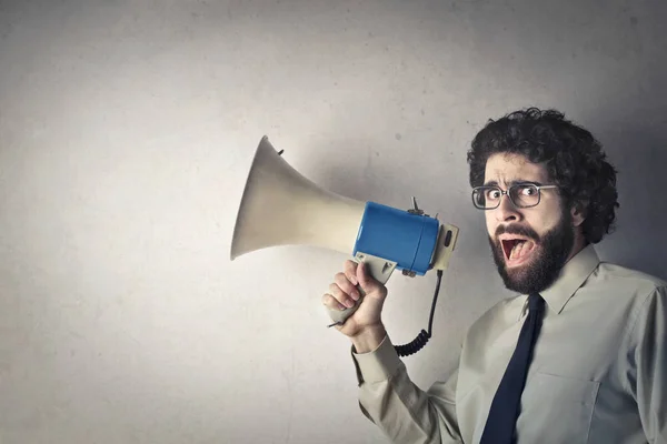 Empresário está gritando para o megafone — Fotografia de Stock