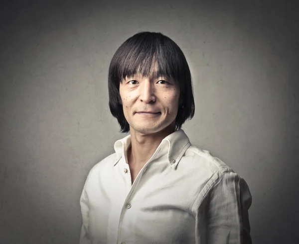 Ein japanischer Geschäftsmann lächelt — Stockfoto