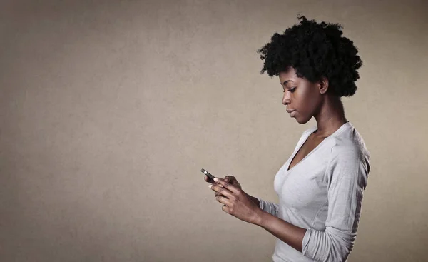 Afrikanerin schreibt SMS — Stockfoto