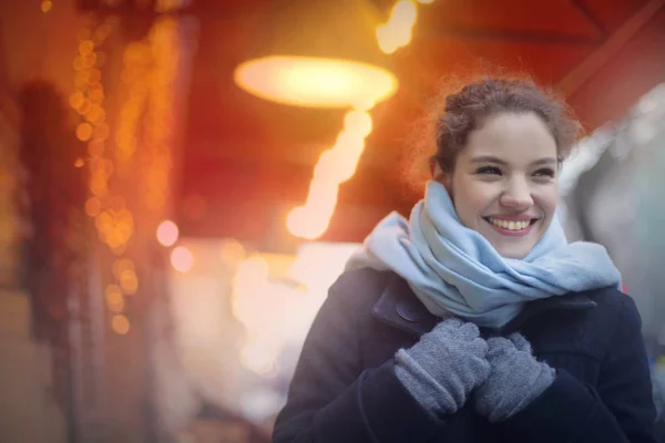 Mooie vrouw is koud buiten — Stockfoto