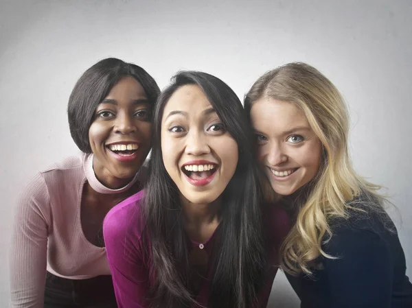 Три счастливые женщины — стоковое фото