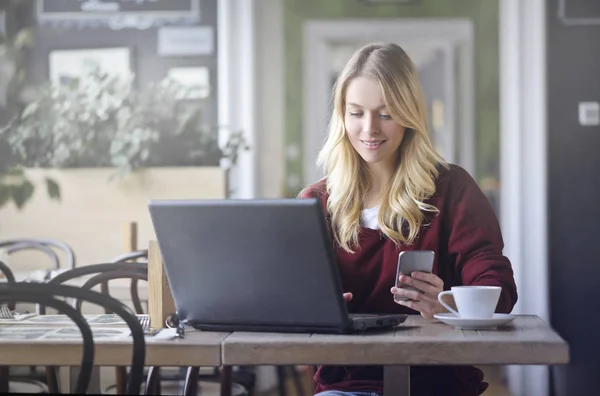 Szőke lány dolgozik rajta laptop — Stock Fotó