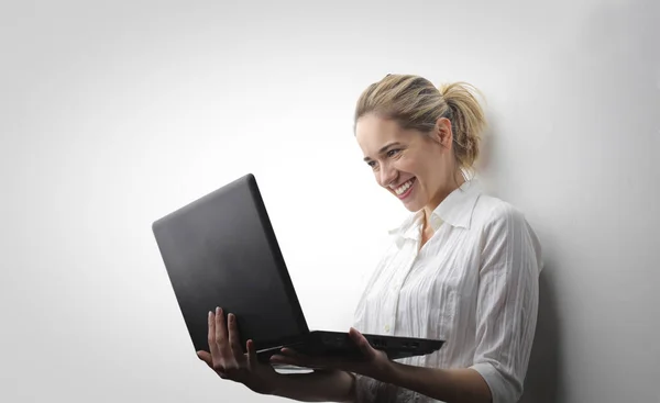 Mulher loira com seu laptop — Fotografia de Stock