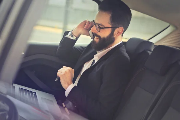 De zakenman in de auto — Stockfoto