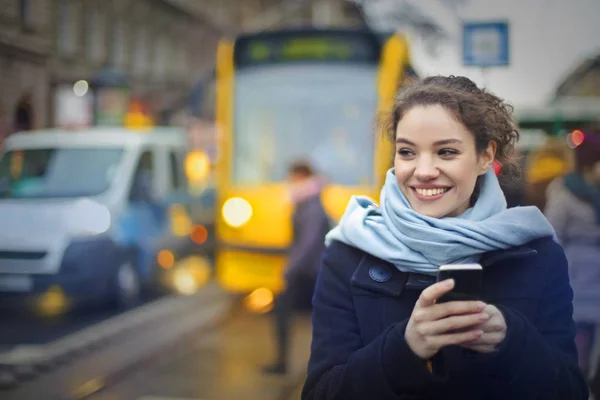 La mujer sonriente — Foto de Stock