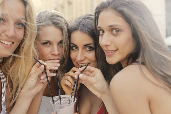 Meisjes delen een kopje — Stockfoto