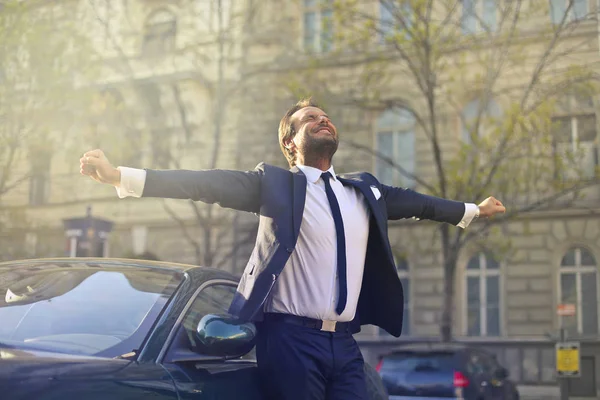 Biznesmen jest taniec z powodu za szczęściem — Zdjęcie stockowe