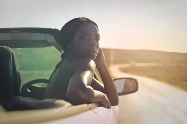 Africká kráska je cestování v autě — Stock fotografie