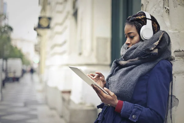 Zwarte dame met tablet — Stockfoto