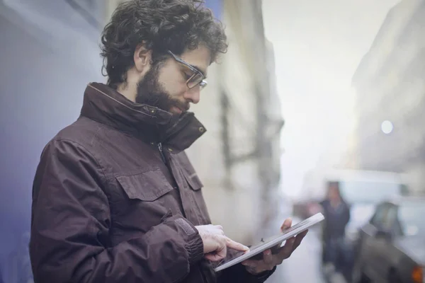 El hombre con la tableta — Foto de Stock