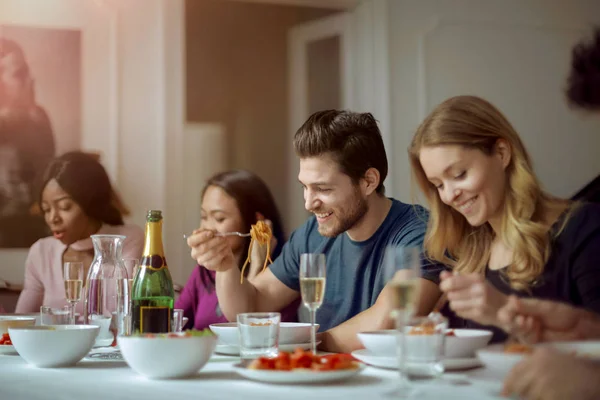 Los amigos están cenando. —  Fotos de Stock