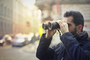 adam dürbün ile bir şehirde