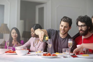 Rahat bir arkadaş grubu Cumartesi