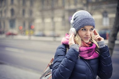 kulaklık ile gülümseyen kız