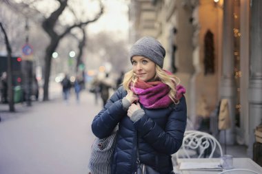 Ceketli sarışın kız