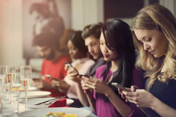 A nova geração viciada em telefones — Fotografia de Stock