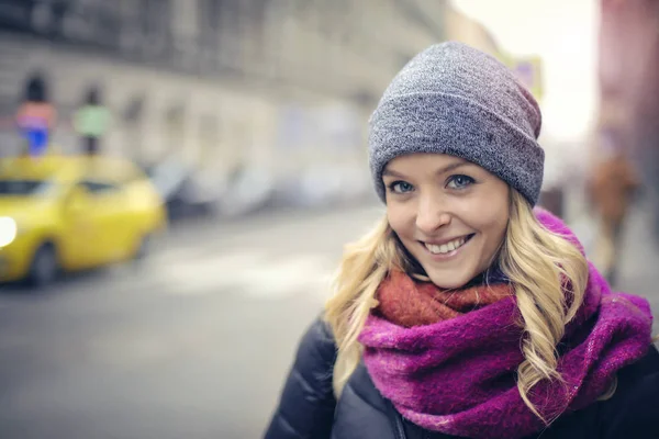 Usměvavá blondýnka na ulici — Stock fotografie