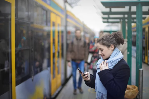 Bir kadın manifatura tramvay durağında — Stok fotoğraf