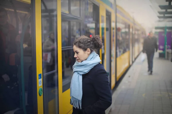 Bir womant tramvay ile seyahat istiyor — Stok fotoğraf