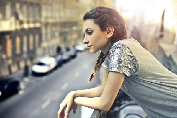 Femme dans un balcon — Photo