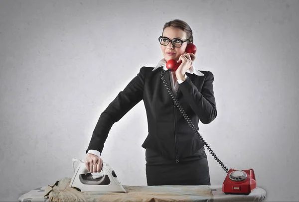 Plancha mujer y teléfono — Foto de Stock