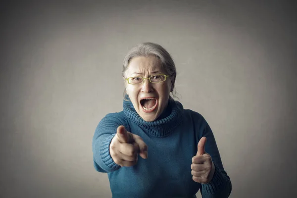 A agressiva, senhora idosa — Fotografia de Stock